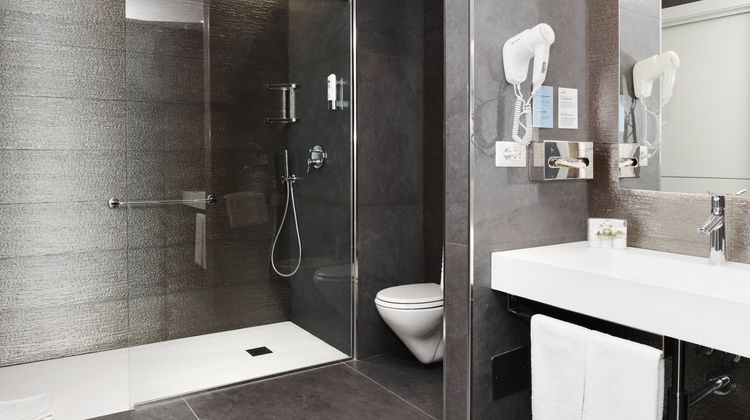 City Hotel & Suites Suite