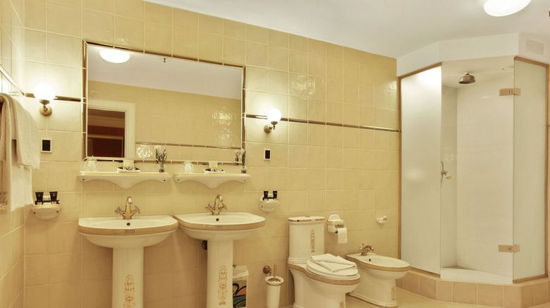 <b>Royal Hotel Room</b>. Images powered by <a href="https://leonardo.com/" title="Leonardo Worldwide" target="_blank">Leonardo</a>.
