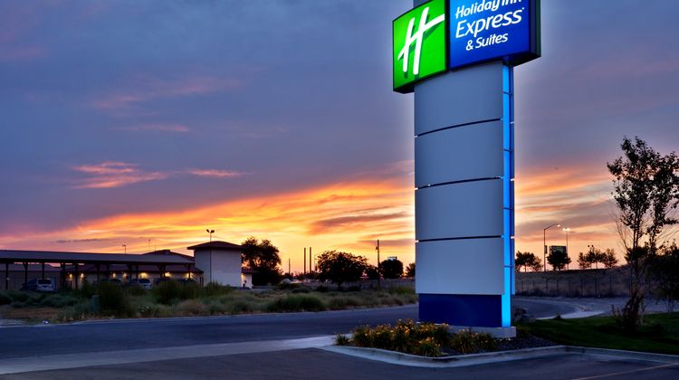 Holiday Inn Express & Suites Ontario Exterior