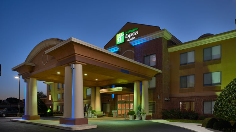 Holiday Inn Express & Suites Anniston Exterior