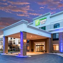 Holiday Inn Express & Suites Cedar Falls