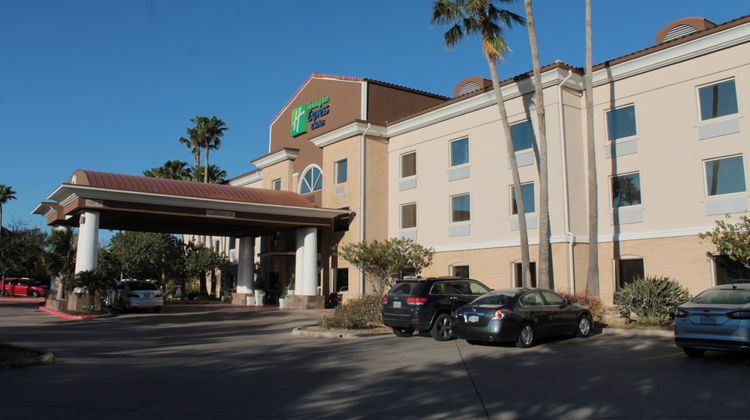 Holiday Inn Express & Suites Exterior