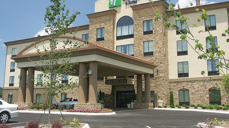 Holiday Inn Express Suites Cleveland Exterior