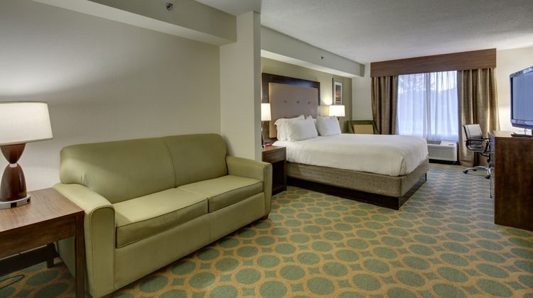 Holiday Inn Express & Suites Emporia Suite