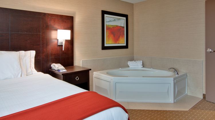 Holiday Inn Express/Suites Chatham South Suite
