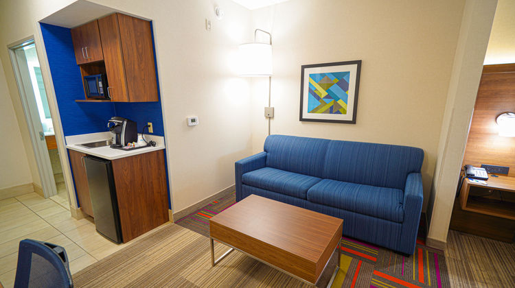 Holiday Inn Express & Suites Ontario Suite