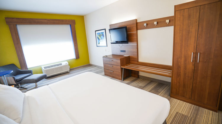 Holiday Inn Express & Suites Ontario Room