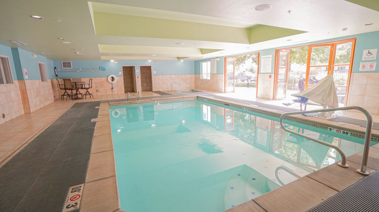 Holiday Inn Express & Suites Ontario Pool