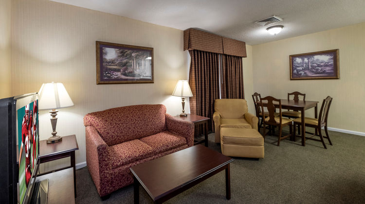 Red Roof Inn & Suites Dothan Suite