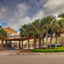Holiday Inn Express Hotel & Suites