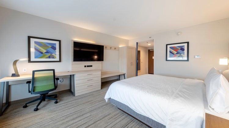 Holiday Inn Express & Suites Staunton Room