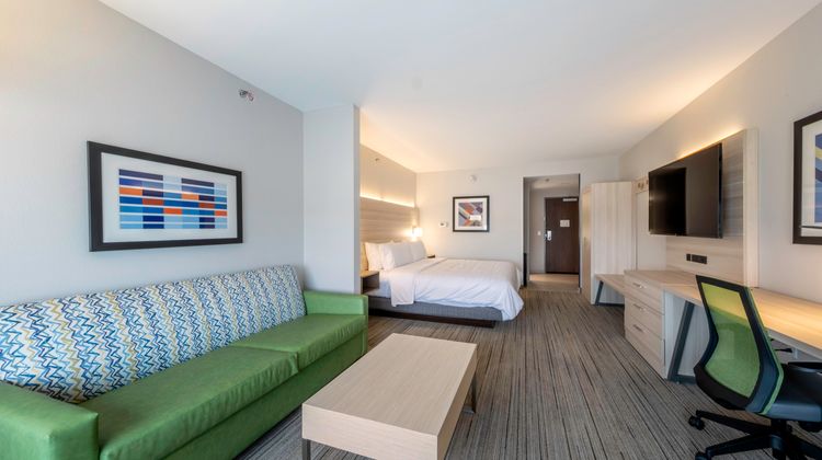 Holiday Inn Express & Suites Staunton Suite