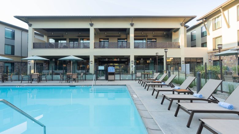 thousand oaks hotels with pool