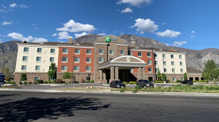 Holiday Inn Express & Stes Springville Exterior