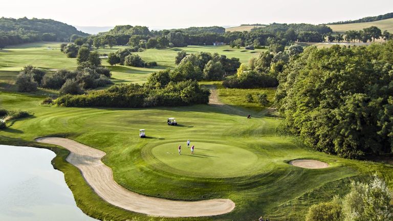 From Botaniq Marienvalley Golf Klub, clients might visit the nearby Etyek wine region.