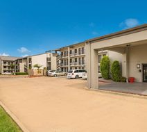 Quality Inn Exterior
