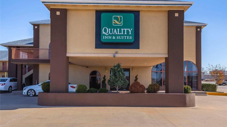 Quality Inn & Suites Hotel Owasso Exterior
