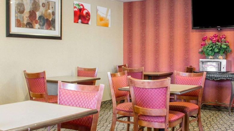 <b>Quality Inn Broken Arrow Restaurant</b>. Images powered by <a href="https://iceportal.shijigroup.com/" title="IcePortal" target="_blank">IcePortal</a>.
