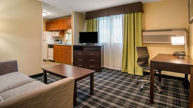 Quality Inn & Suites Suite