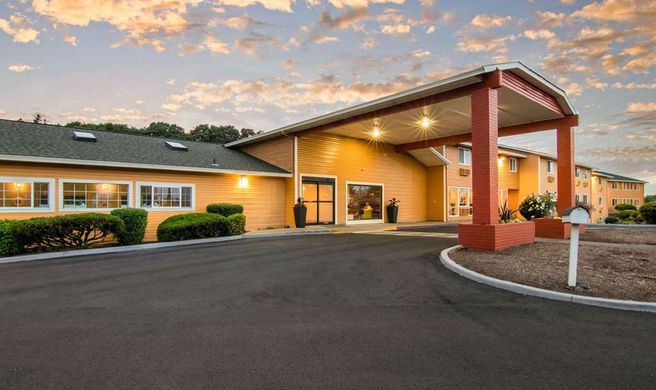 Quality Inn & Suites Exterior