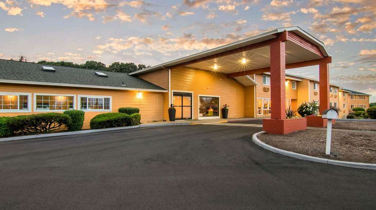 Quality Inn & Suites Exterior