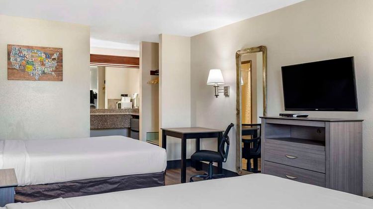 Econo Lodge Inn & Suites Portland Int'l Room