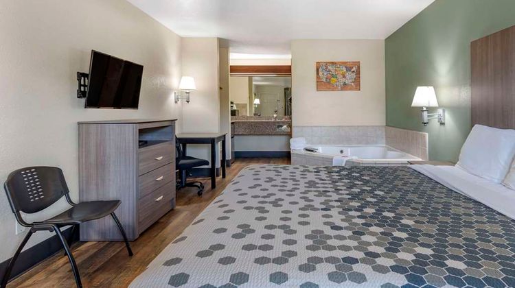 Econo Lodge Inn & Suites Portland Int'l Suite
