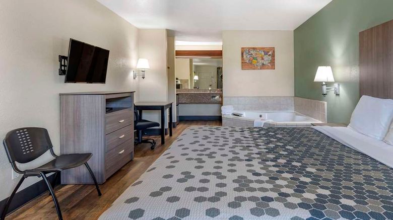 <b>Econo Lodge Inn & Suites Portland Int'l Suite</b>. Images powered by <a href="https://iceportal.shijigroup.com/" title="IcePortal" target="_blank">IcePortal</a>.