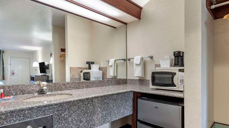 <b>Econo Lodge Inn & Suites Portland Int'l Room</b>. Images powered by <a href="https://iceportal.shijigroup.com/" title="IcePortal" target="_blank">IcePortal</a>.