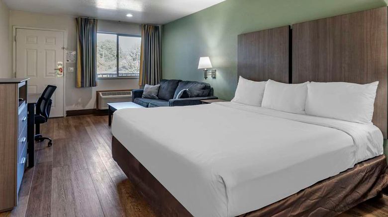 <b>Econo Lodge Inn & Suites Portland Int'l Suite</b>. Images powered by <a href="https://iceportal.shijigroup.com/" title="IcePortal" target="_blank">IcePortal</a>.