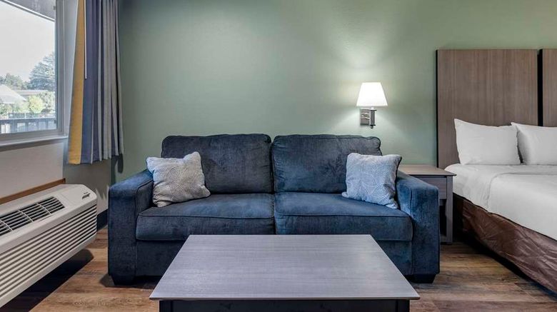<b>Econo Lodge Inn & Suites Portland Int'l Suite</b>. Images powered by <a href="https://iceportal.shijigroup.com/" title="IcePortal" target="_blank">IcePortal</a>.