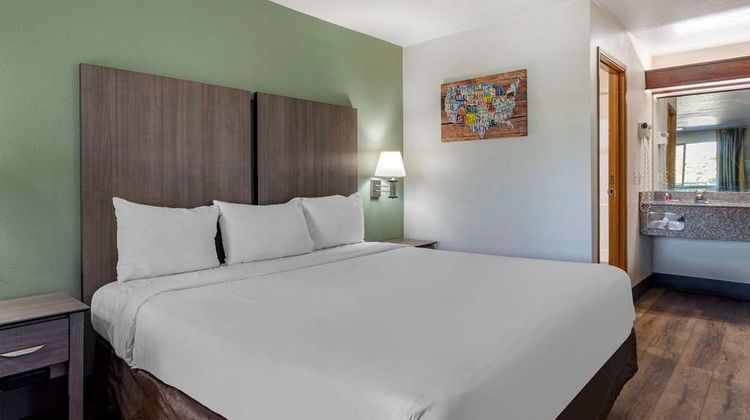 Econo Lodge Inn & Suites Portland Int'l Suite