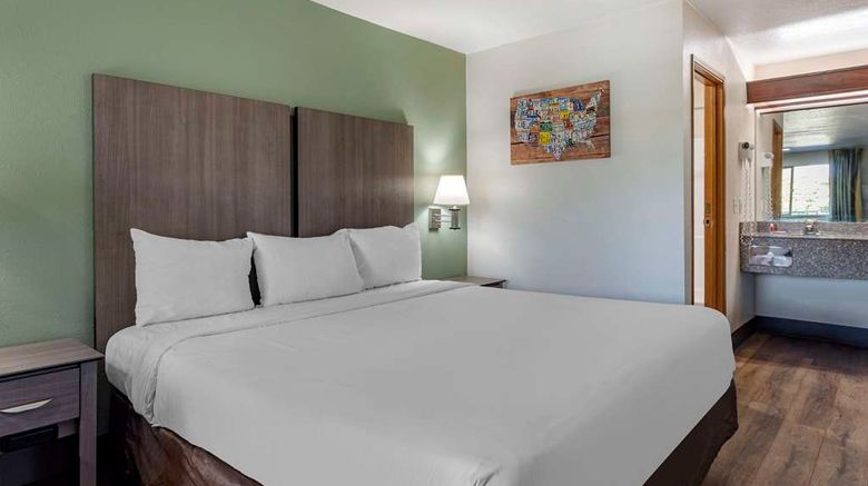 <b>Econo Lodge Inn & Suites Portland Int'l Suite</b>. Images powered by <a href="https://iceportal.shijigroup.com/" title="IcePortal" target="_blank">IcePortal</a>.