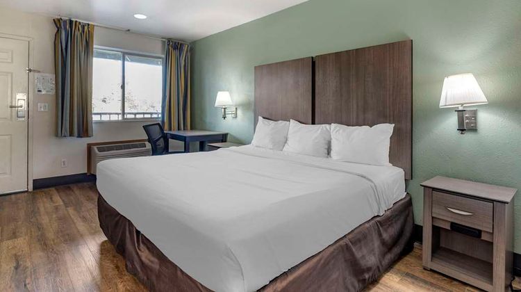 Econo Lodge Inn & Suites Portland Int'l Room