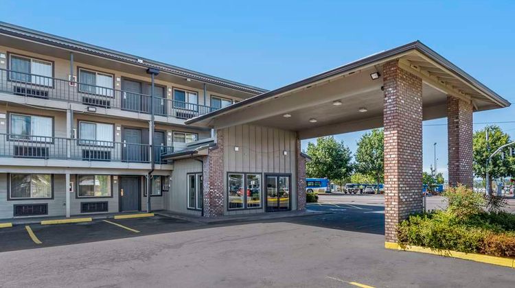 Econo Lodge Inn & Suites Portland Int'l Exterior
