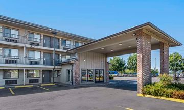 Econo Lodge Inn & Suites Portland Int'l