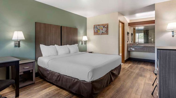Econo Lodge Inn & Suites Portland Int'l Room