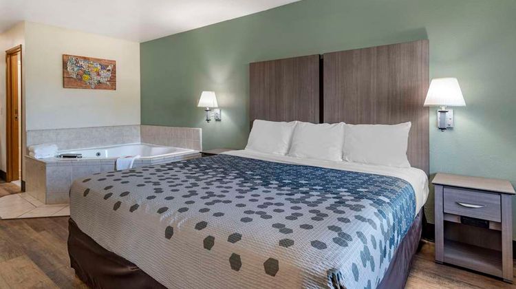 Econo Lodge Inn & Suites Portland Int'l Suite