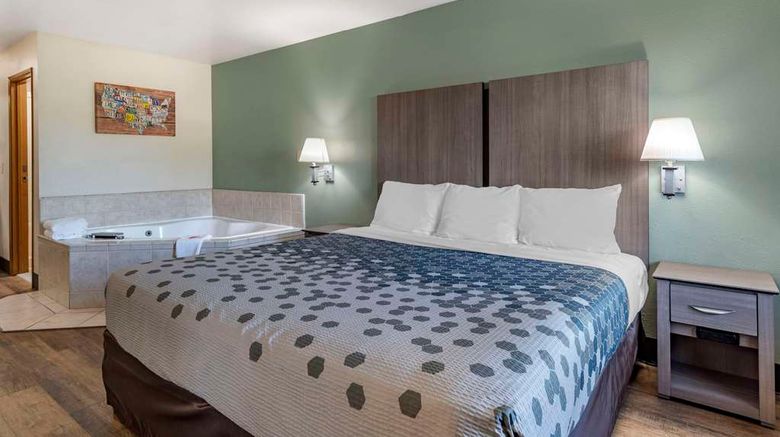<b>Econo Lodge Inn & Suites Portland Int'l Suite</b>. Images powered by <a href="https://iceportal.shijigroup.com/" title="IcePortal" target="_blank">IcePortal</a>.