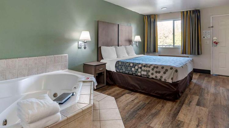 Econo Lodge Inn & Suites Portland Int'l Suite