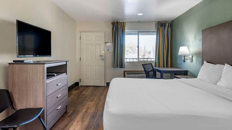 Econo Lodge Inn & Suites Portland Int'l Room