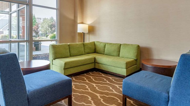 <b>Comfort Suites Lobby</b>. Images powered by <a href="https://iceportal.shijigroup.com/" title="IcePortal" target="_blank">IcePortal</a>.
