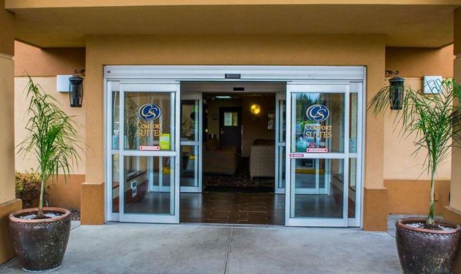 Comfort Suites Exterior