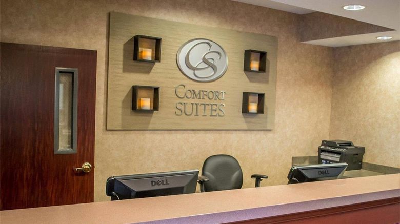 <b>Comfort Suites Lobby</b>. Images powered by <a href="https://iceportal.shijigroup.com/" title="IcePortal" target="_blank">IcePortal</a>.