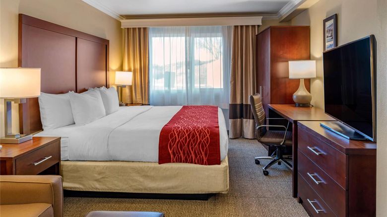 <b>Comfort Inn Suite</b>. Images powered by <a href="https://iceportal.shijigroup.com/" title="IcePortal" target="_blank">IcePortal</a>.