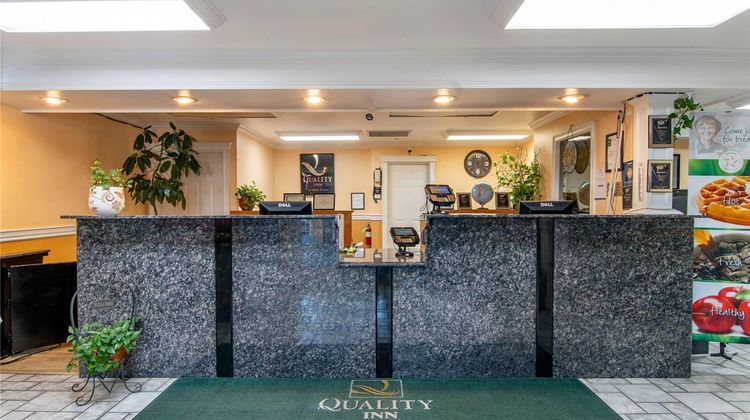 Quality Inn Central Lobby