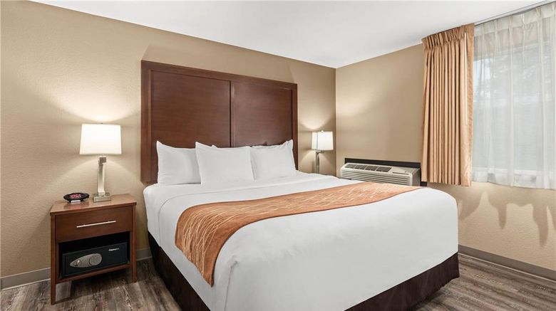 <b>Comfort Inn & Suites Portland-West Suite</b>. Images powered by <a href="https://iceportal.shijigroup.com/" title="IcePortal" target="_blank">IcePortal</a>.