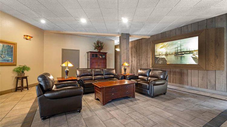 Quality Inn & Suites Coos Bay Lobby