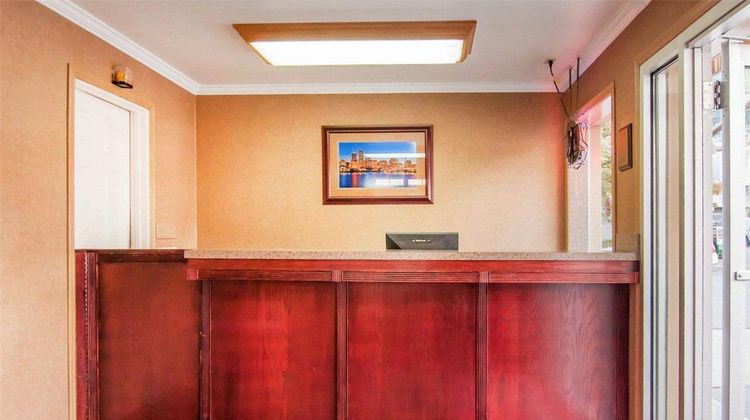 Econo Lodge City Center Lobby