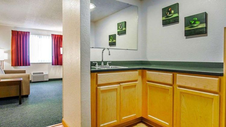 Quality Inn & Suites Suite